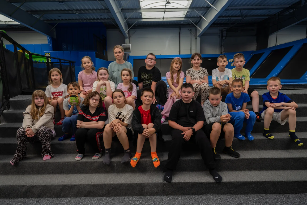 Grupa dzieci podczas wizyty w Jump2Sky